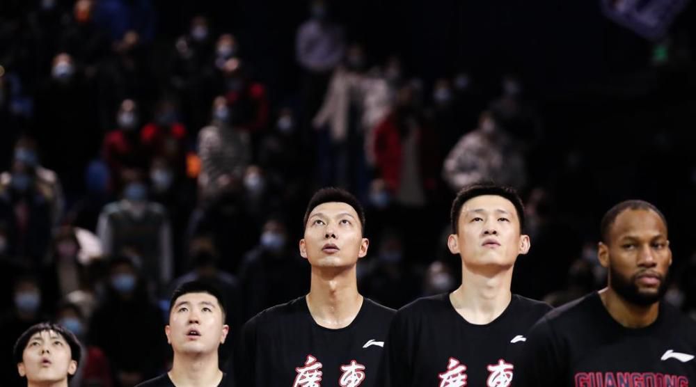 下水前，邓超导演都要提前试水温、查安全，每次在确保没有问题的情况下，才让小演员下水